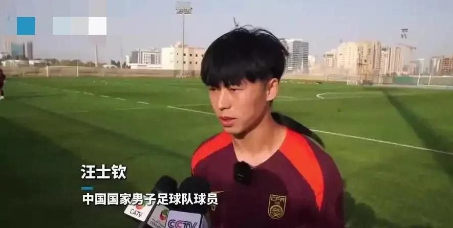 紧张比赛时刻,球员拼尽全力 紧张比赛时刻,球员拼尽全力