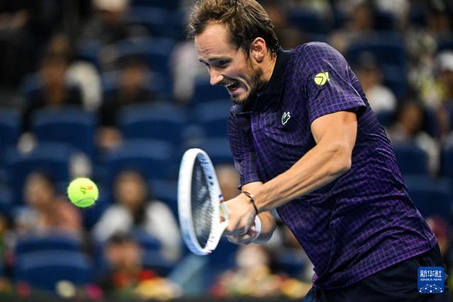 德国网球队鏖战英国网球队，梅德韦杰夫统治全场的简单介绍