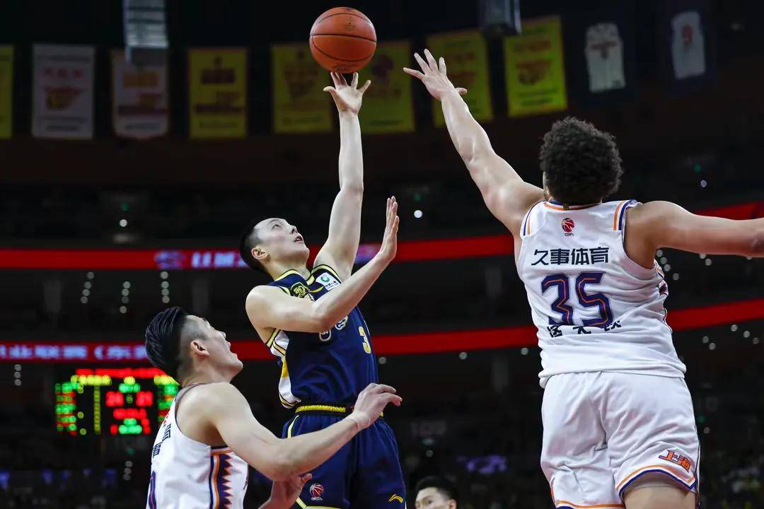 赛事悬念不断,紧张气氛持续升温 赛事悬念不断,紧张气氛持续升温