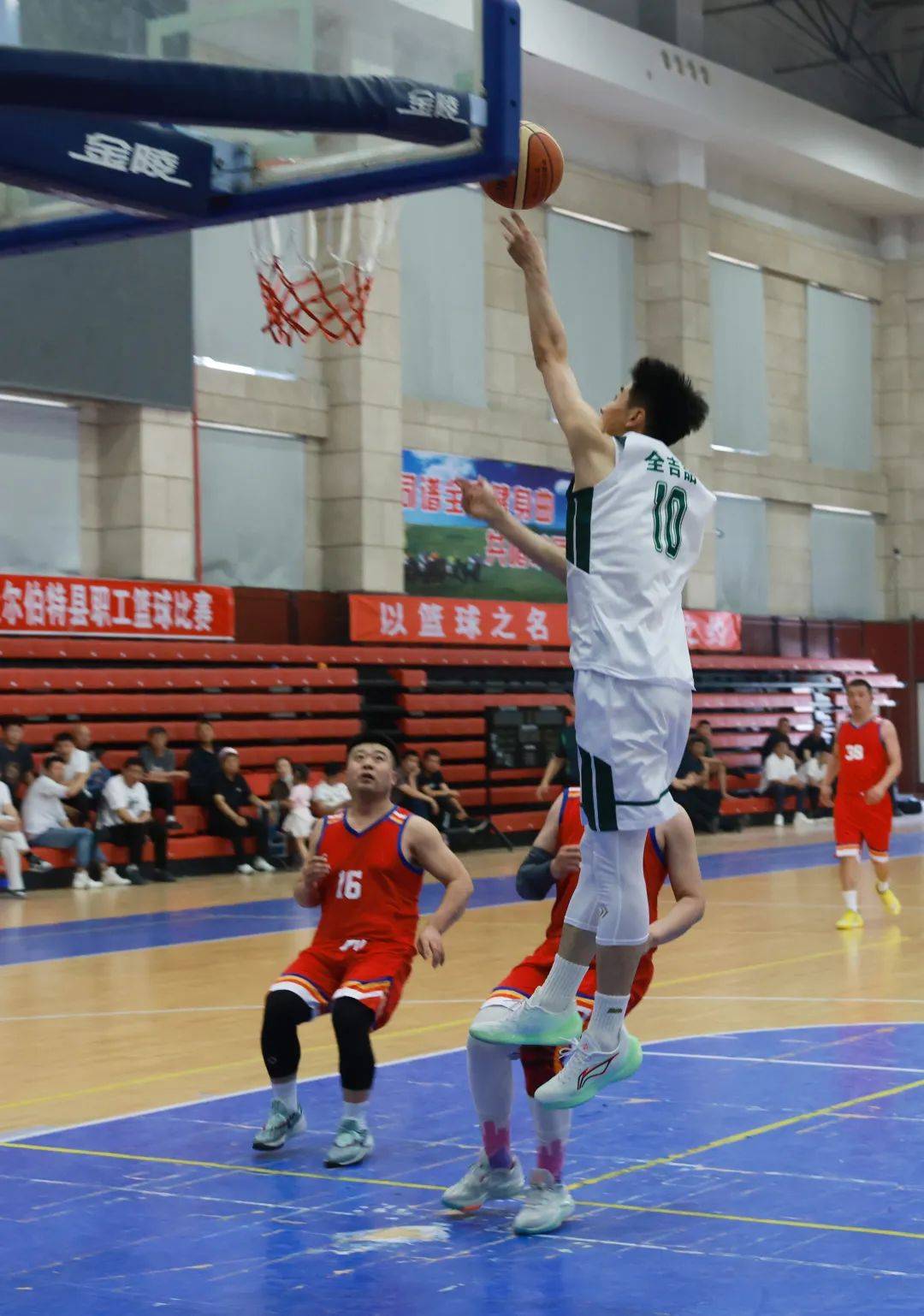 篮球赛场上的对决再次点燃热血激情的简单介绍 篮球赛场上的对决再次点燃热血激情的简单介绍