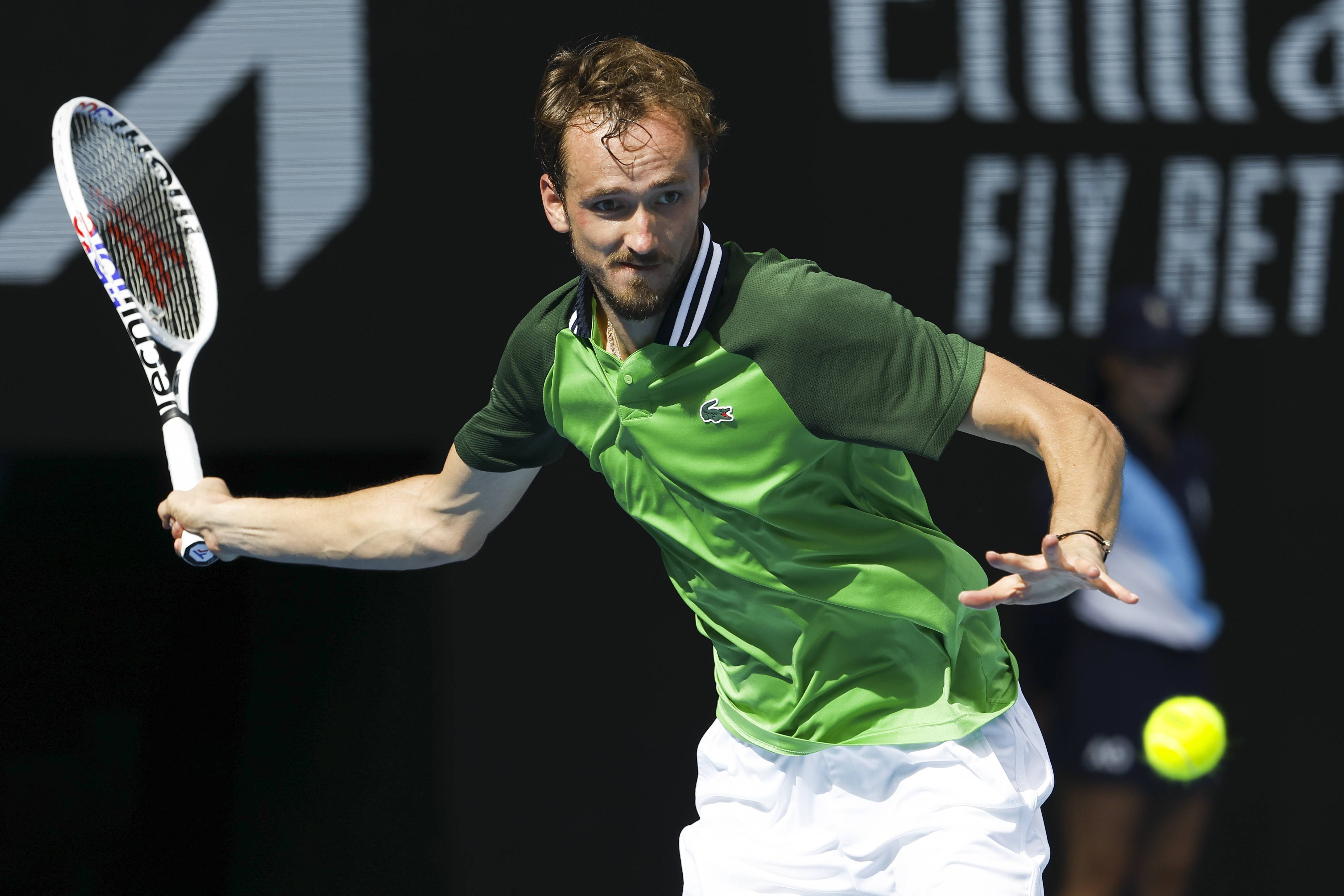 包含英国网球队逆转欧洲网球队，梅德韦杰夫绝境逆转的词条