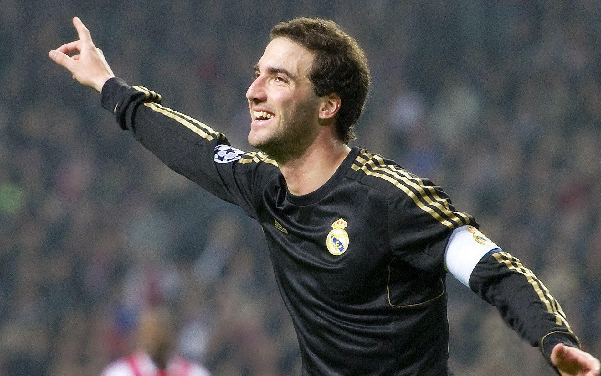 橙色风暴席卷红牛主场,拉什福德欧冠之夜独舞定乾坤