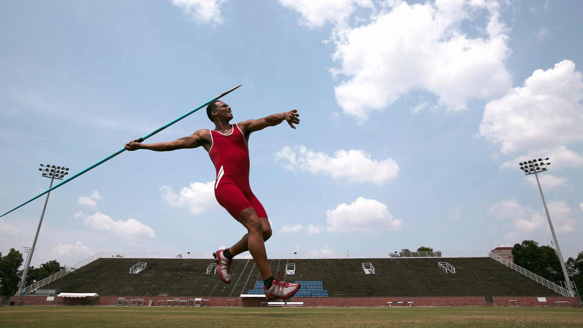 赛道上的双重奇迹，迈凯伦逆转索伯，维斯塔潘刷新历史
